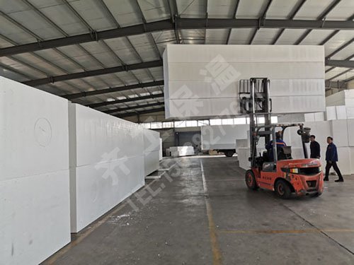  如何對擠塑板進(jìn)行現(xiàn)場的施工操作呢？